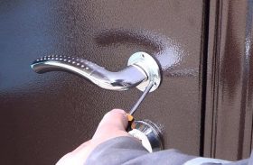 Замена дверной ручки металлической двери в Новом Уренгое