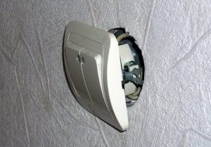 Замена выключателя света в квартире в Новом Уренгое